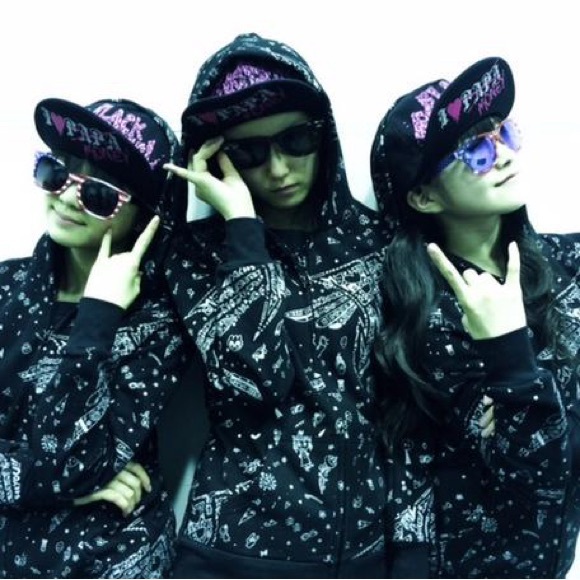 BABYMETAL *RARE* Doodle Hoodie Size Medium - Picture 6 of 6